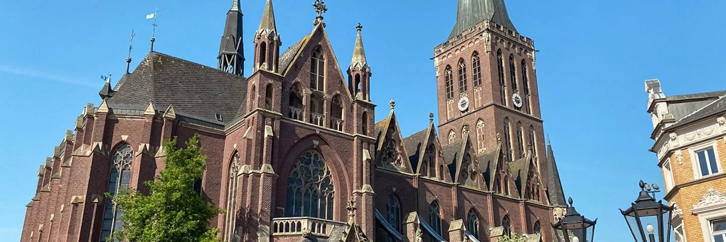 Blick über den Marktplatz auf der gotischen mittelalterlichen St. Cornelius Kirche