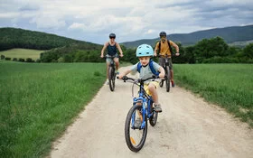 Familie mit kleinem Sohn unternimmt eine Fahrradtour durch Hessen.