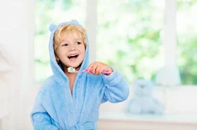 Die AOK Niedersachsen bietet Eltern zahnärztliche Früherkennungsuntersuchungen für ihre Kinder an.