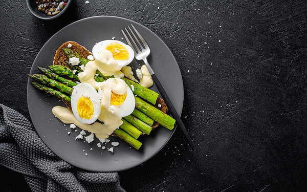 Brot mit gekochten Eiern und grünem Spargel, ein beliebtes Eier-Rezept fürs Frühstück.