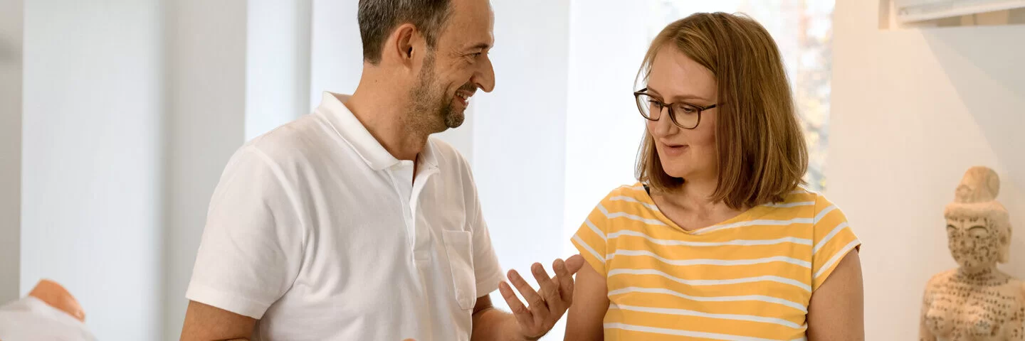 Ein Arzt spricht mit einer Patientin über Medikamente. In der Schwangerschaft dürfen bestimmte Arzneimittel nicht eingesetzt werden. 