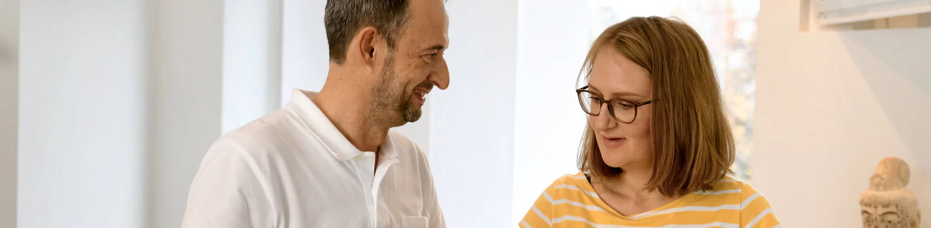 Ein Arzt spricht mit einer Patientin über Medikamente. In der Schwangerschaft dürfen bestimmte Arzneimittel nicht eingesetzt werden.