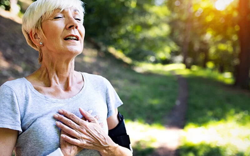 Eine Frau mit Asthma macht eine Pause beim Laufen.