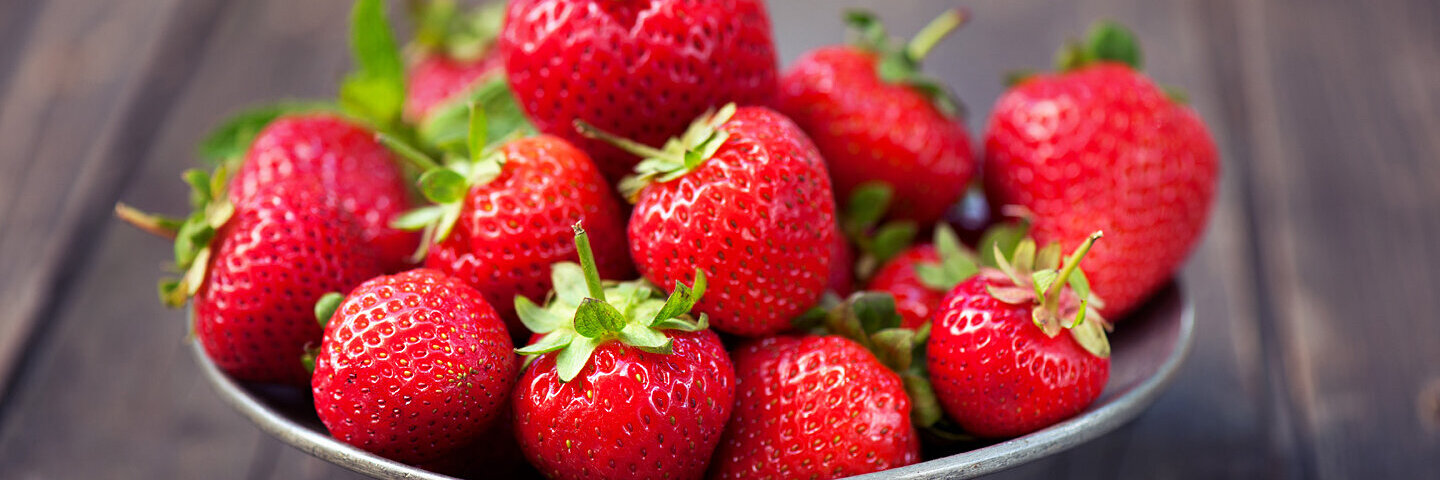 Eine Schale voll frischer Erdbeeren
