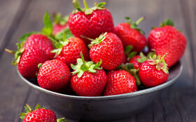 Eine Schale voll frischer Erdbeeren