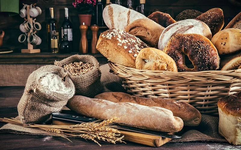 Frisch gebackenes Vollkornbrot mit aufgeschnittenen Scheiben.