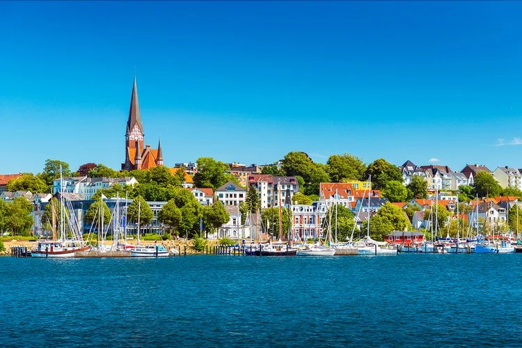 Flensburger Stadtbild am Sommertag. Skyline von der alten europäischen Stadt. Panoramablick von der kleinen deutschen Stadt