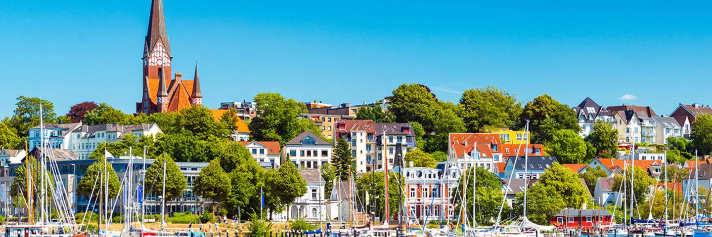 Flensburger Stadtbild am Sommertag. Skyline von der alten europäischen Stadt. Panoramablick von der kleinen deutschen Stadt