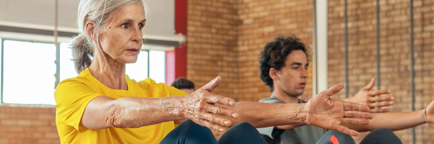 Eine Frau und ein Mann machen Gymnastikübungen.