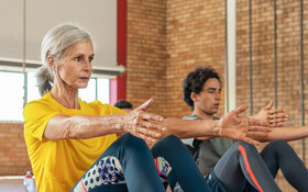 Eine Frau und ein Mann machen Gymnastikübungen.