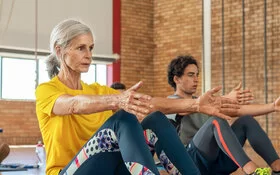 Eine Frau und ein Mann machen Gymnastikübungen.