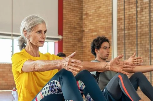 Eine Frau und ein Mann machen Gymnastikübungen.