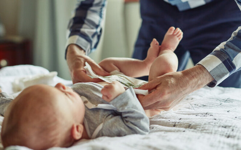 Baby wird frisch gewickelt – wichtig bei einer Windeldermatitis.