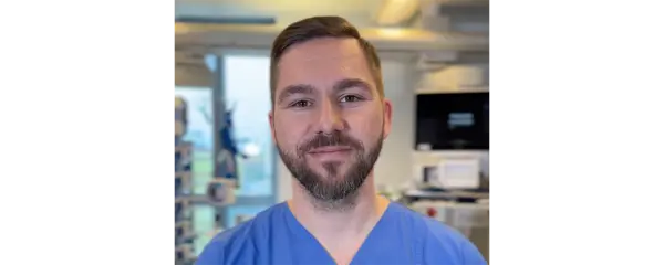Dominik Stark bei der Arbeit auf der Intensivstation.