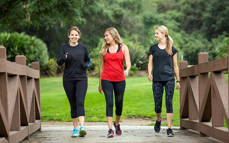Eine Cool-down-Übung nach dem Joggen kann langsames Auslaufen oder Walken sein.