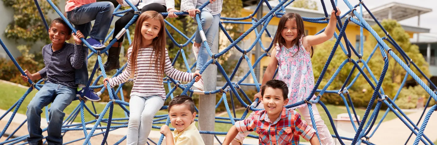 Kinder auf einem Klettergerüst.