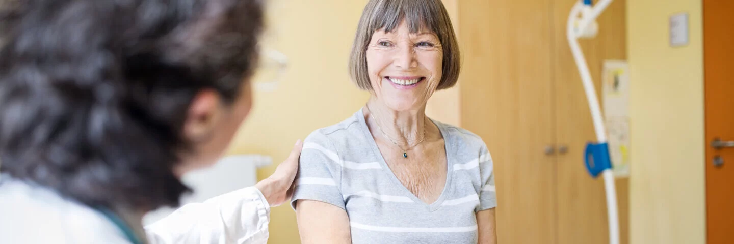 Eine Ärztin berät eine ältere Frau im Krankenhaus. Diese Beratung ist wichtig, da die Behandlung bei Brustkrebs individuell verschieden ist. 