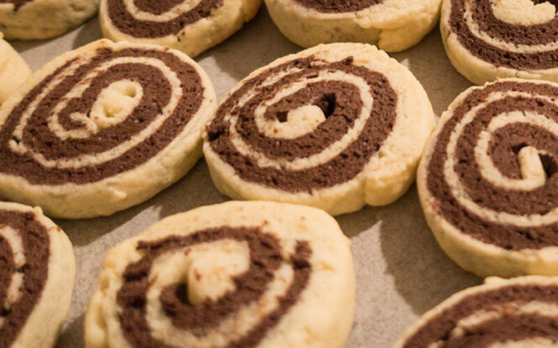 Schwarz-Weiß-Gebäck nach Low-Carb-Rezept in Schneckenform.