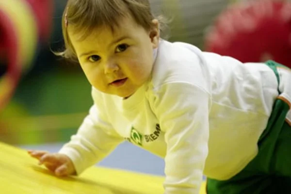 Auf dem Bild ist Kleinkind beim Spielen zu sehen.