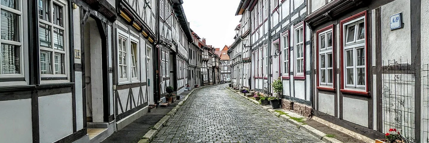 Fachwerkhäuser in gepflasterter Straße in der Altstadt von Northeim.