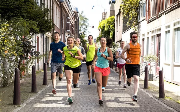 Läufer beim Mannschaftstraining in der Stadt