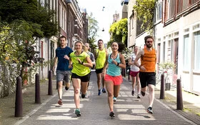 Läufer beim Mannschaftstraining in der Stadt