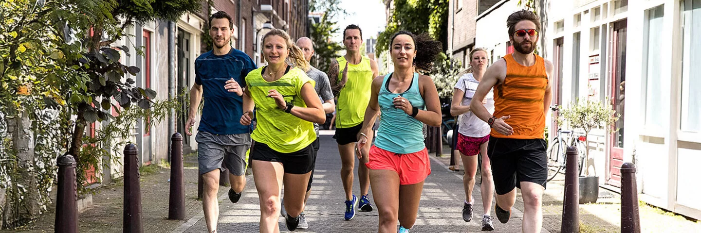 Läufer beim Mannschaftstraining in der Stadt