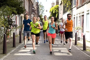 Läufer beim Mannschaftstraining in der Stadt