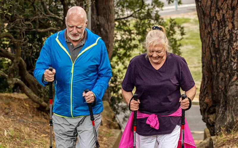 Älteres Paar macht Nordic Walking trotz Herzinsuffizienz.