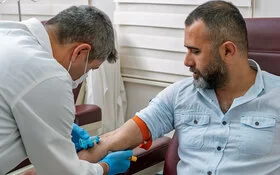 Ein Mann lässt sich Blut abnehmen, um zu untersuchen, ob er an einer Fettleber leidet.