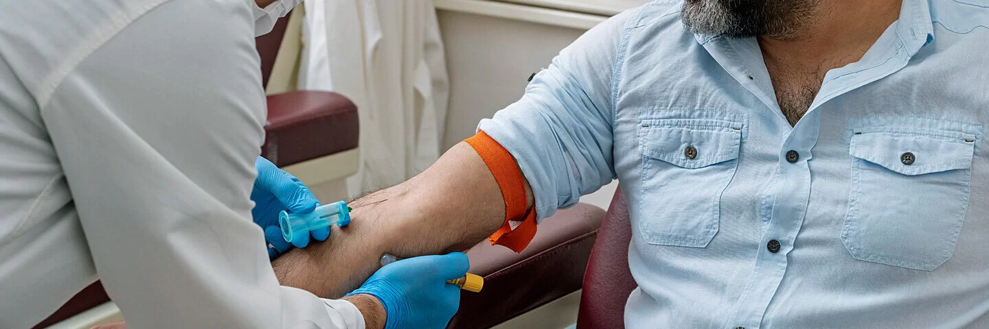 Ein Mann lässt sich Blut abnehmen, um zu untersuchen, ob er an einer Fettleber leidet.