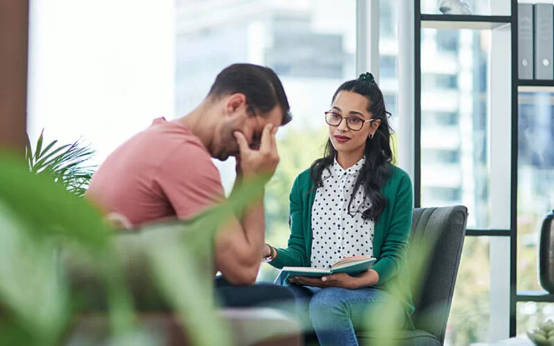 Ein Mann besucht eine Psychiaterin, um mit ihr über seine Angst vor Corona zu sprechen.