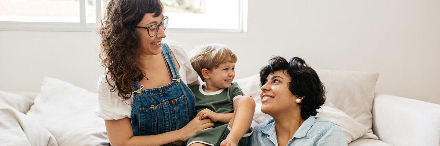 Zwei Frauen erziehen gemeinsam zwei Kinder nach dem Co-Parenting-Modell.