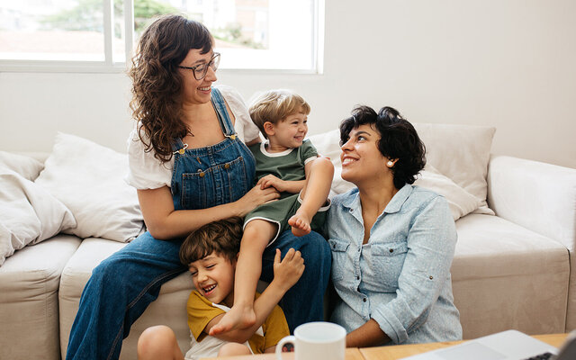 Zwei Frauen erziehen gemeinsam zwei Kinder nach dem Co-Parenting-Modell.