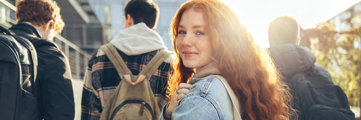 Eine junge Studentin geht zu ihrer ersten Vorlesung im ersten Semester des Studiums.