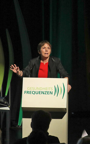 Dr. Margot Käßmann hält eine Rede auf dem Podium.