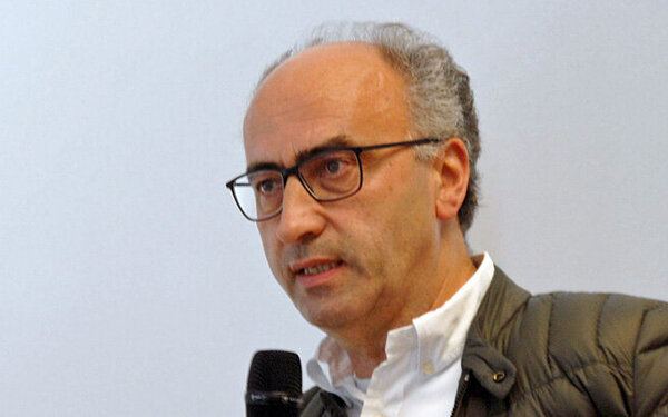 Porträt von Dr. med. Klaus Weil, Chefarzt der Klinik für Geriatrie und Frührehabilitation des Malteser Krankenhauses St. Franziskus Hospital Flensburg.
