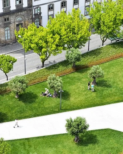 Ein Modell zeigt einen Park in einer Stadt, in dem Menschen Zeit verbringen.