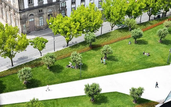 Ein Modell zeigt einen Park in einer Stadt, in dem Menschen Zeit verbringen.