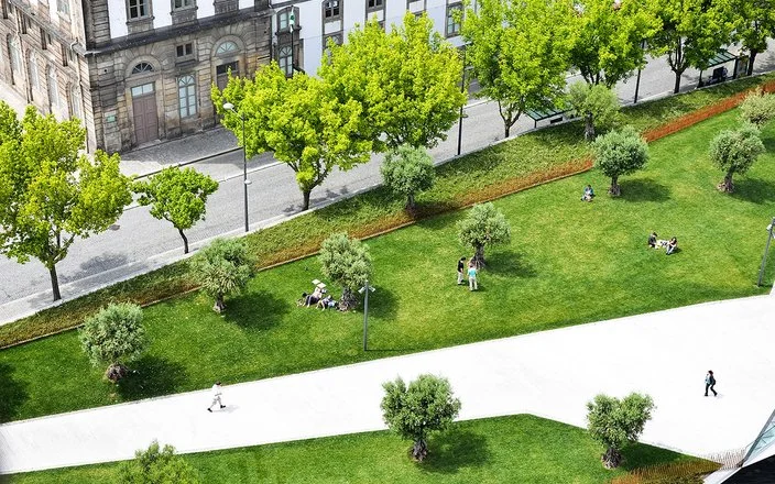 Ein Modell zeigt einen Park in einer Stadt, in dem Menschen Zeit verbringen.