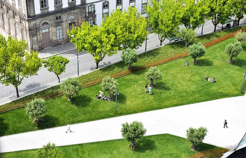 Ein Modell zeigt einen Park in einer Stadt, in dem Menschen Zeit verbringen.