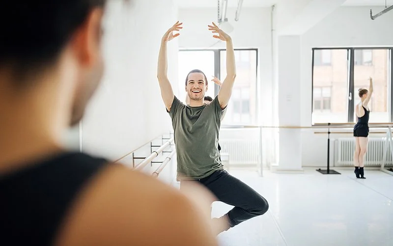 Ein Mann macht eine klassische Balletpose.