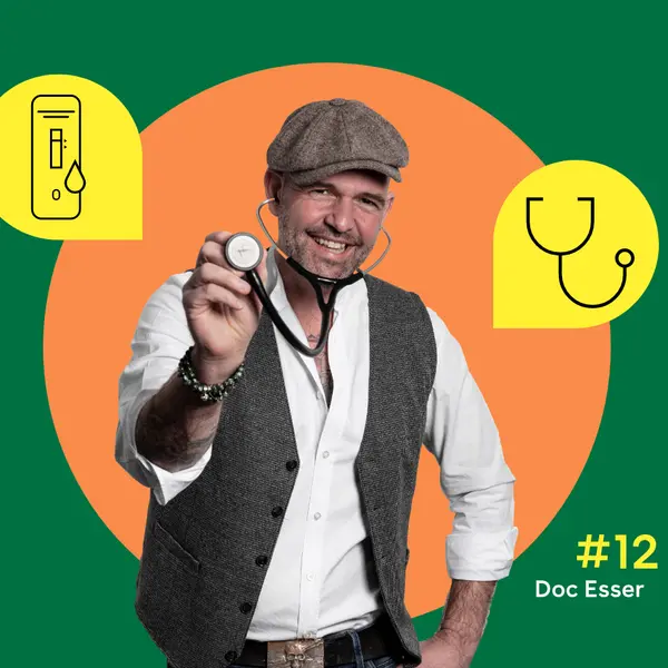 In der Mitte ist ein Foto von Doc Esser mit Schirmmütze und Stethoskop zu sehen, links und rechts daneben sind zwei gelbe Piktogramme mit einem Selbsttest und Stethoskop zu sehen.
