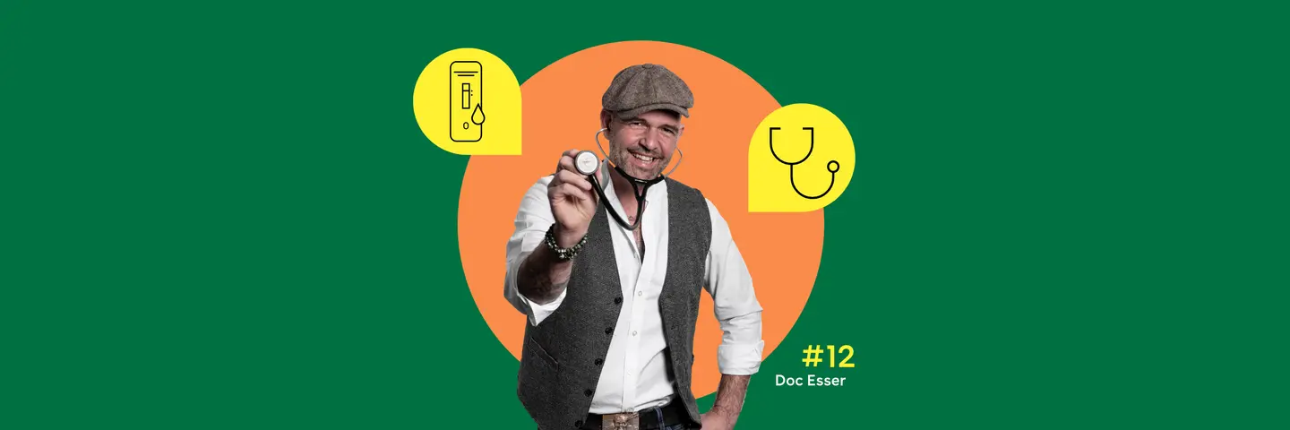 In der Mitte ist ein Foto von Doc Esser mit Schirmmütze und Stethoskop zu sehen, links und rechts daneben sind zwei gelbe Piktogramme mit einem Selbsttest und Stethoskop zu sehen.
