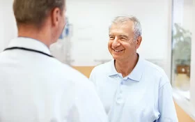 Welche Leistungen bietet die AOK zur Früherkennung von Prostatakrebs an?