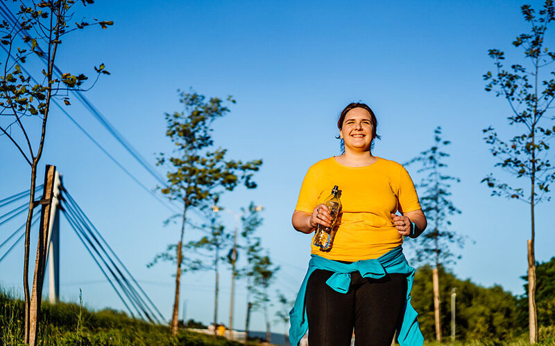 Eine übergewichtige junge Frau joggt, um ihr Gewicht zu reduzieren.