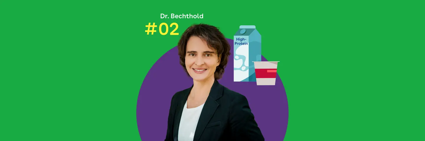 Dr. Angela Bechthold steht vor einem grünen Hintergrund. Rechts daneben sind ein stilisierter Getränkekarton mit der Aufschrift 'High Protein' und ein Becher mit rotem Streifen zu sehen.