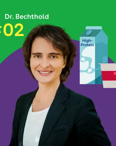 Dr. Angela Bechthold steht vor einem grünen Hintergrund. Rechtes daneben sind ein stilisierter Getränkekarton mit der Aufschrift 'High Protein' und ein Becher mit rotem Streifen zu sehen.