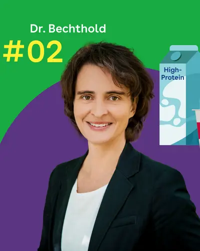 Dr. Angela Bechthold steht vor einem grünen Hintergrund. Rechtes daneben sind ein stilisierter Getränkekarton mit der Aufschrift 'High Protein' und ein Becher mit rotem Streifen zu sehen.