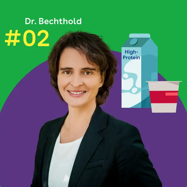 Dr. Angela Bechthold steht vor einem grünen Hintergrund. Rechtes daneben sind ein stilisierter Getränkekarton mit der Aufschrift 'High Protein' und ein Becher mit rotem Streifen zu sehen.